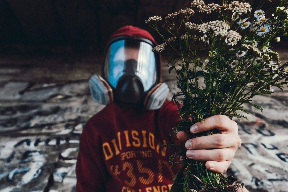 άντρας-με-ανθοδέσμη-και-μάσκα-