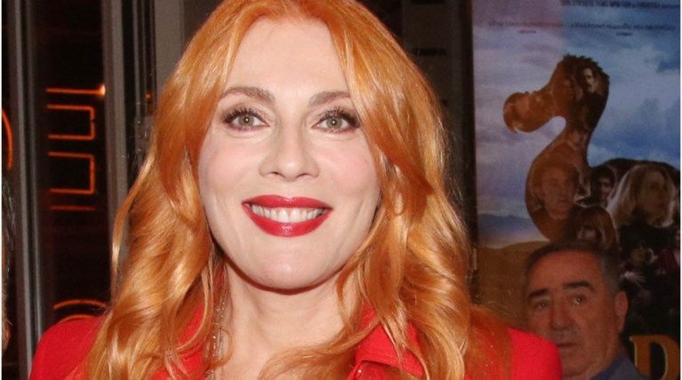 Σμαράγδα Καρύδη-χαμογελάει- Σμαράγδα Καρύδη-χαμογελάει-