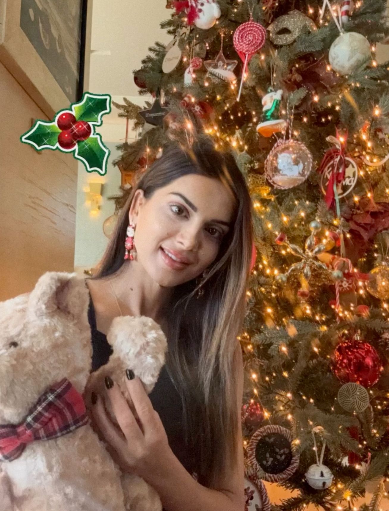 Η Σταματίνα Τσιμτσιλή στόλισε το Χριστουγεννιάτικο δέντρο της κι είναι το πιο «ζεστό» και εντυπωσιακό που έχουμε δει