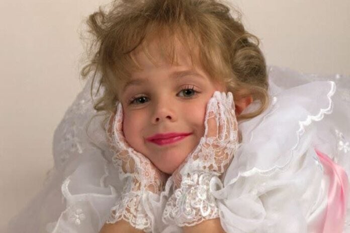 Η στυγερή δολοφονία της 6χρονης Τζον Μπένετ Ράμσεϊ τα Χριστούγεννα του 1996 από τον ίδιο της τον αδερφό