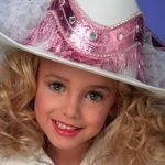 Η στυγερή δολοφονία της 6χρονης Τζον Μπένετ Ράμσεϊ τα Χριστούγεννα του 1996 από τον ίδιο της τον αδερφό