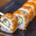 Συναγερμός με 22χρονο που έφαγε σούσι και μολύνθηκε από ανισάκις: Ποια είναι τα επικίνδυνα συμπτώματα