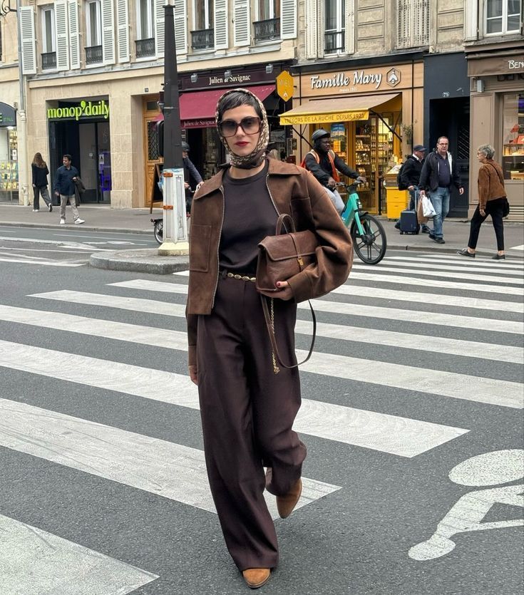 Τα 3 χρώματα στα ρούχα που θα κάνουν κάθε outfit να δείχνει πιο ακριβό