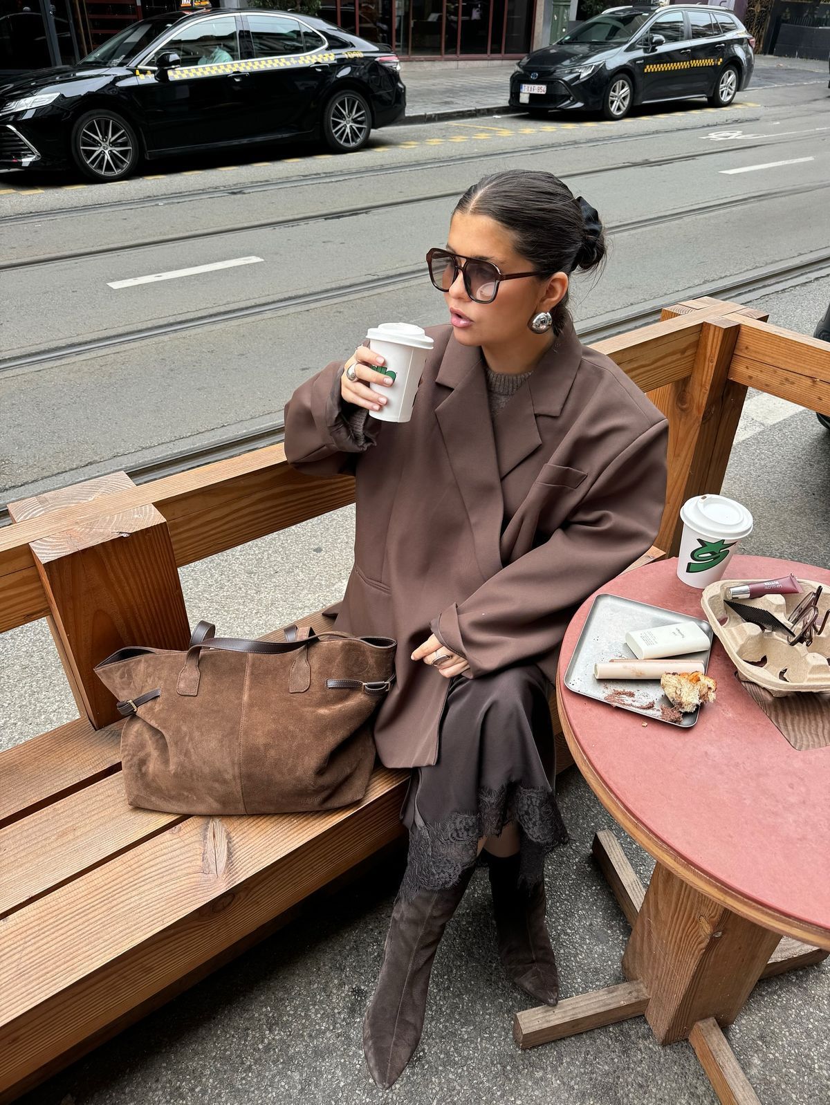 Τα 3 χρώματα στα ρούχα που θα κάνουν κάθε outfit να δείχνει πιο ακριβό