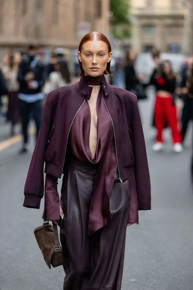 Τα 3 χρώματα στα ρούχα που θα κάνουν κάθε outfit να δείχνει πιο ακριβό