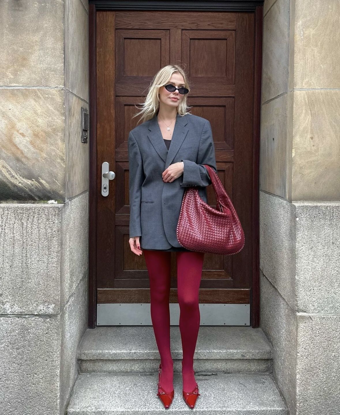 Τα 3 χρώματα στα ρούχα που θα κάνουν κάθε outfit να δείχνει πιο ακριβό