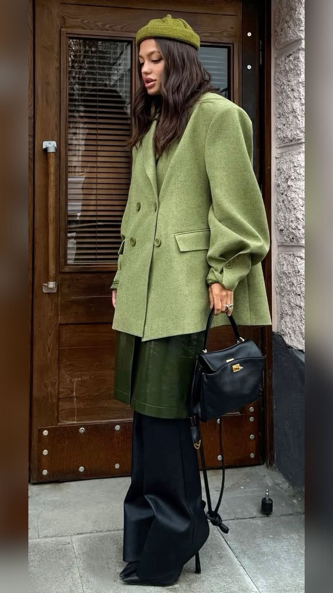 Τα 3 χρώματα στα ρούχα που θα κάνουν κάθε outfit να δείχνει πιο ακριβό