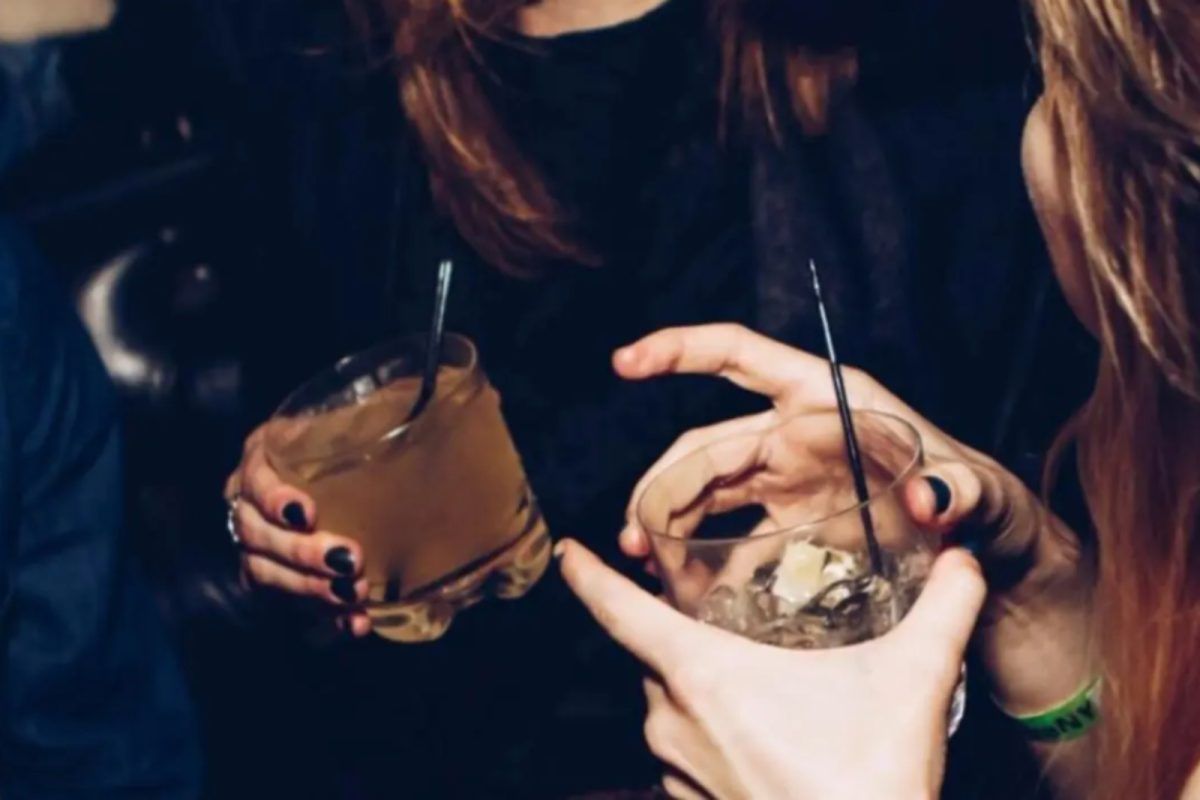 Τα αυστηρά νέα μέτρα της Κυβέρνησης για να σταματήσει την πώληση καπνού και αλκοόλ σε ανήλικους