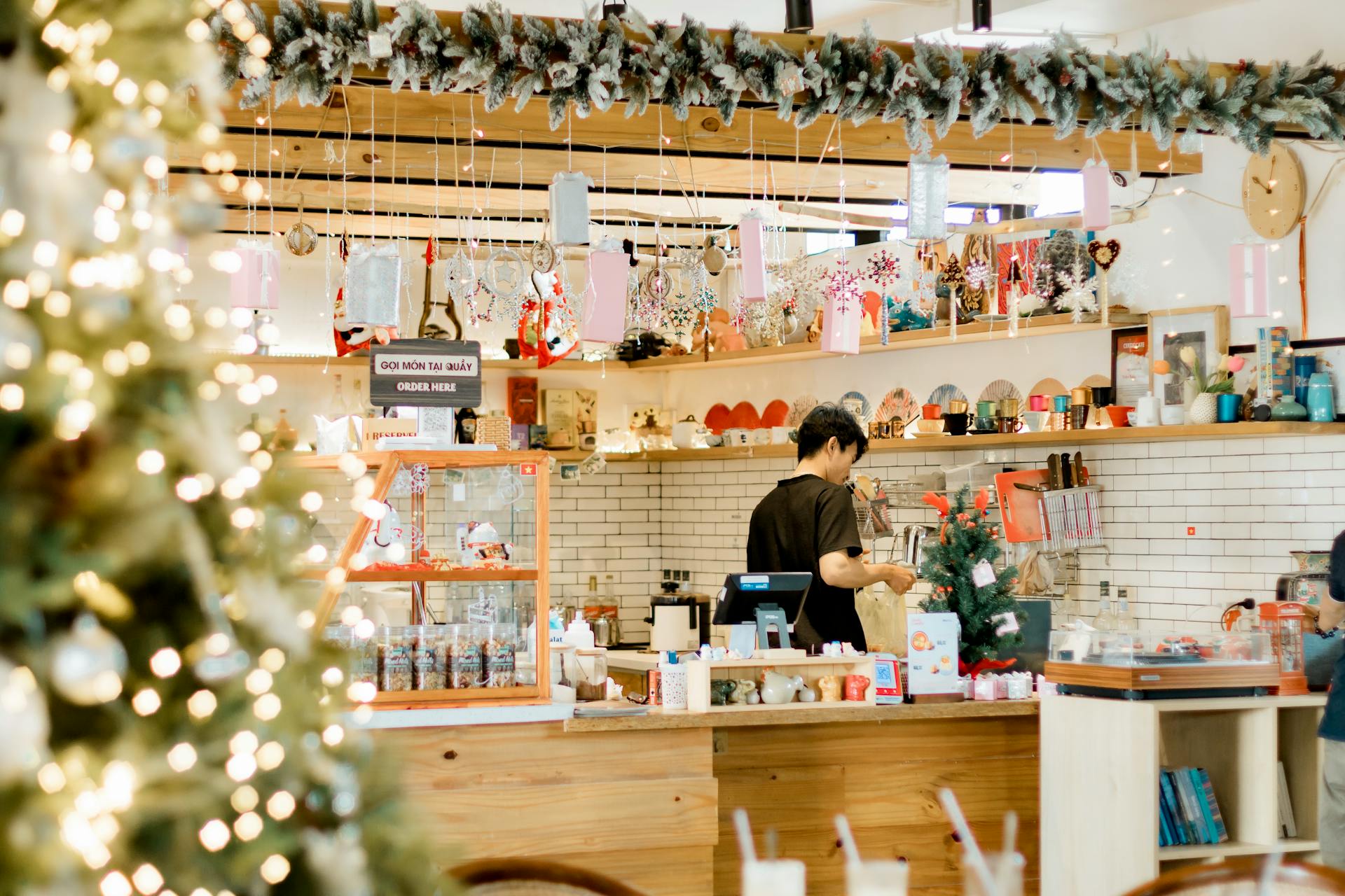 υπάλληλος-σε-καφέ-τα-Χριστούγεννα-