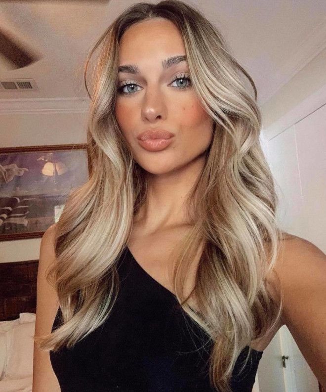 ξανθά-μαλλιά-με-μελί-ανταύγειες-