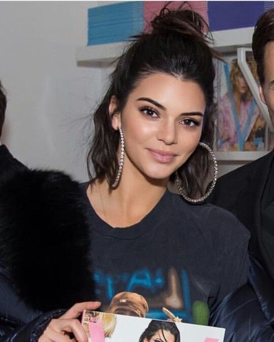 καρέ-μαλλιά-με-κότσο-