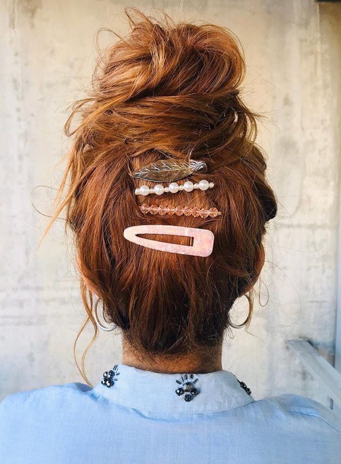 ψηλός-κότσος-με-τσιμπιδάκια-