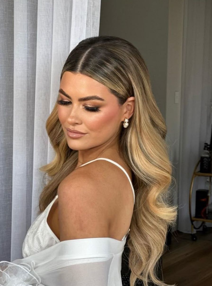 χτένισμα-με-κυματιστά μαλλιά-