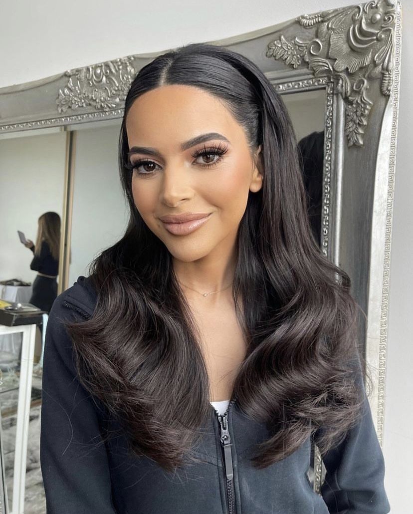 μαύρα-μακριά-κυματιστά-μαλλιά-