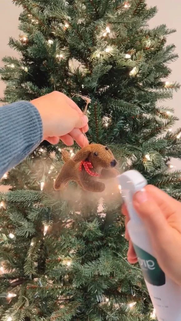 ψεκάζω-το-χριστουγεννιάτικο δέντρο-