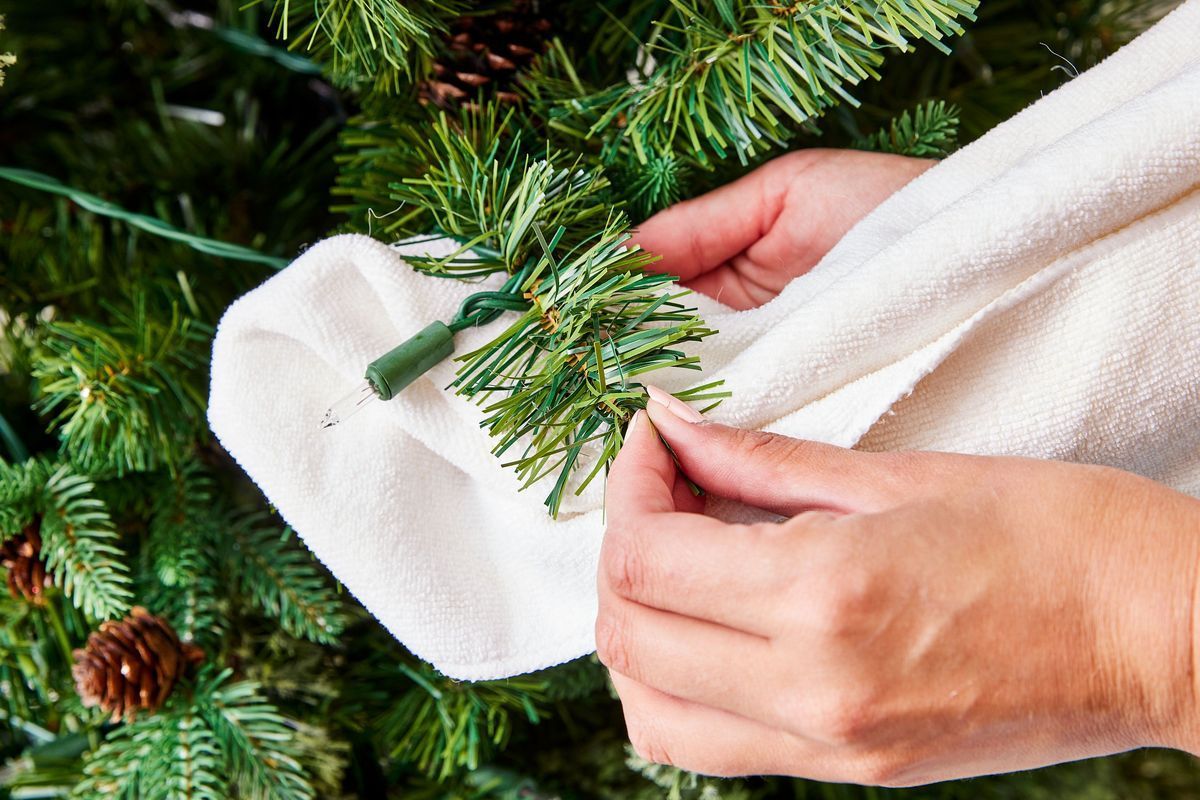 Το κόλπο της μαμάς για να καθαρίσεις το Χριστουγεννιάτικο δέντρο από σκόνη ακάρεα & αράχνες