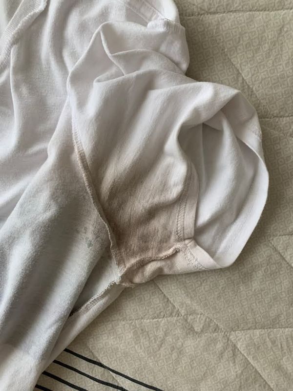 μαύρος-λεκές-σε-λευκό t-shirt-