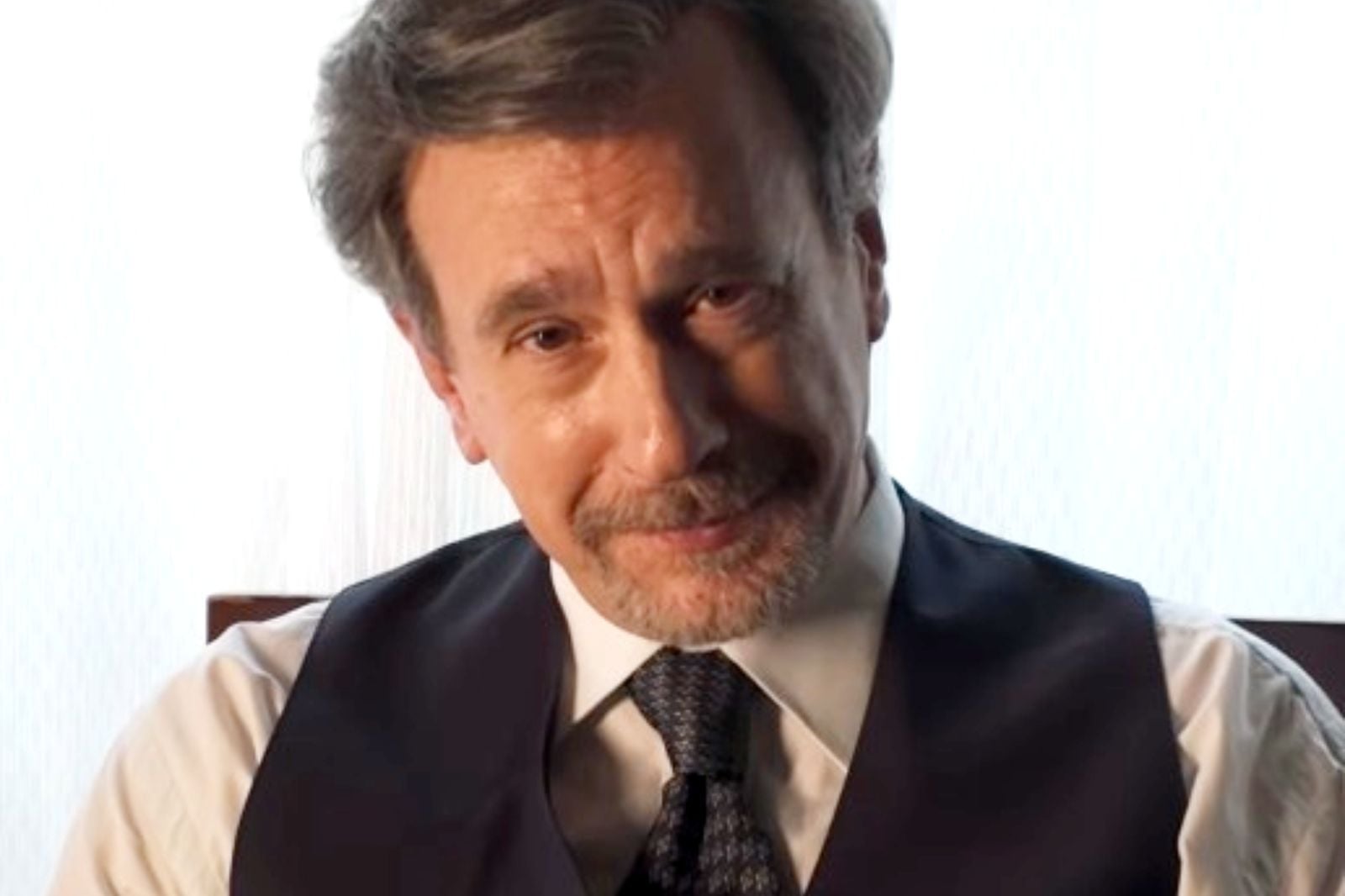 Το Σπίτι δίπλα στο ποτάμι-Απόστολος 