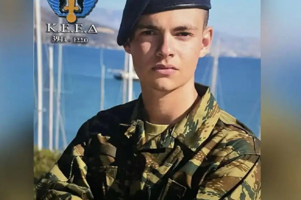 Το τελευταίο αντίο του πατέρα του στον 19χρονο οπλίτη και η σπαρακτική μαντινάδα που του αφιέρωσε