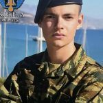 Το τελευταίο αντίο του πατέρα του στον 19χρονο οπλίτη και η σπαρακτική μαντινάδα που του αφιέρωσε