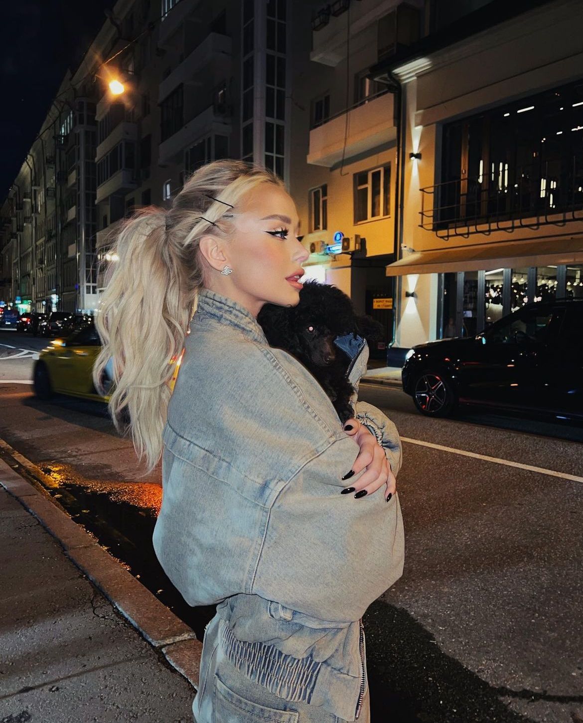 ψηλή αλογοουρά-σε-σπαστά μαλλιά-