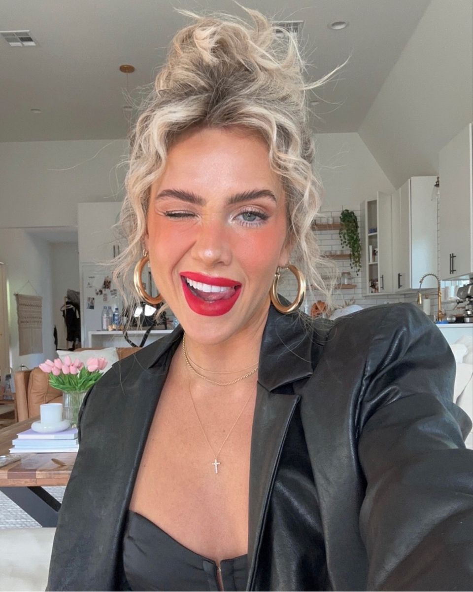 ψηλός-κότσος-σε-σπαστά μαλλιά-