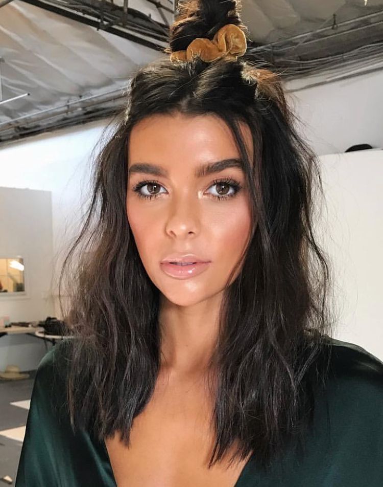 ψηλός-κότσος-με-scrunchies-