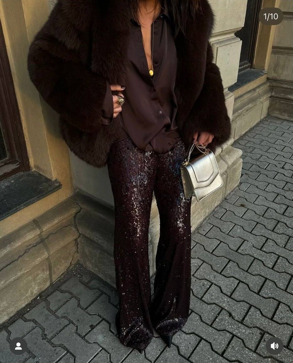 καφέ-παντελόνα-με-παγέτα-πουκάμισο-και-γούνινο πανωφόρι- καφέ-παντελόνα-με-παγέτα-πουκάμισο-και-γούνινο πανωφόρι-