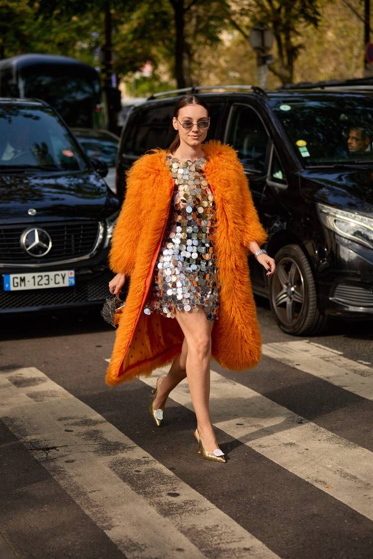 μίνι-φόρεμα-με-παγέτα-και-πορτοκαλί-γούνα-ιδέες- μίνι-φόρεμα-με-παγέτα-και-πορτοκαλί-γούνα-ιδέες-