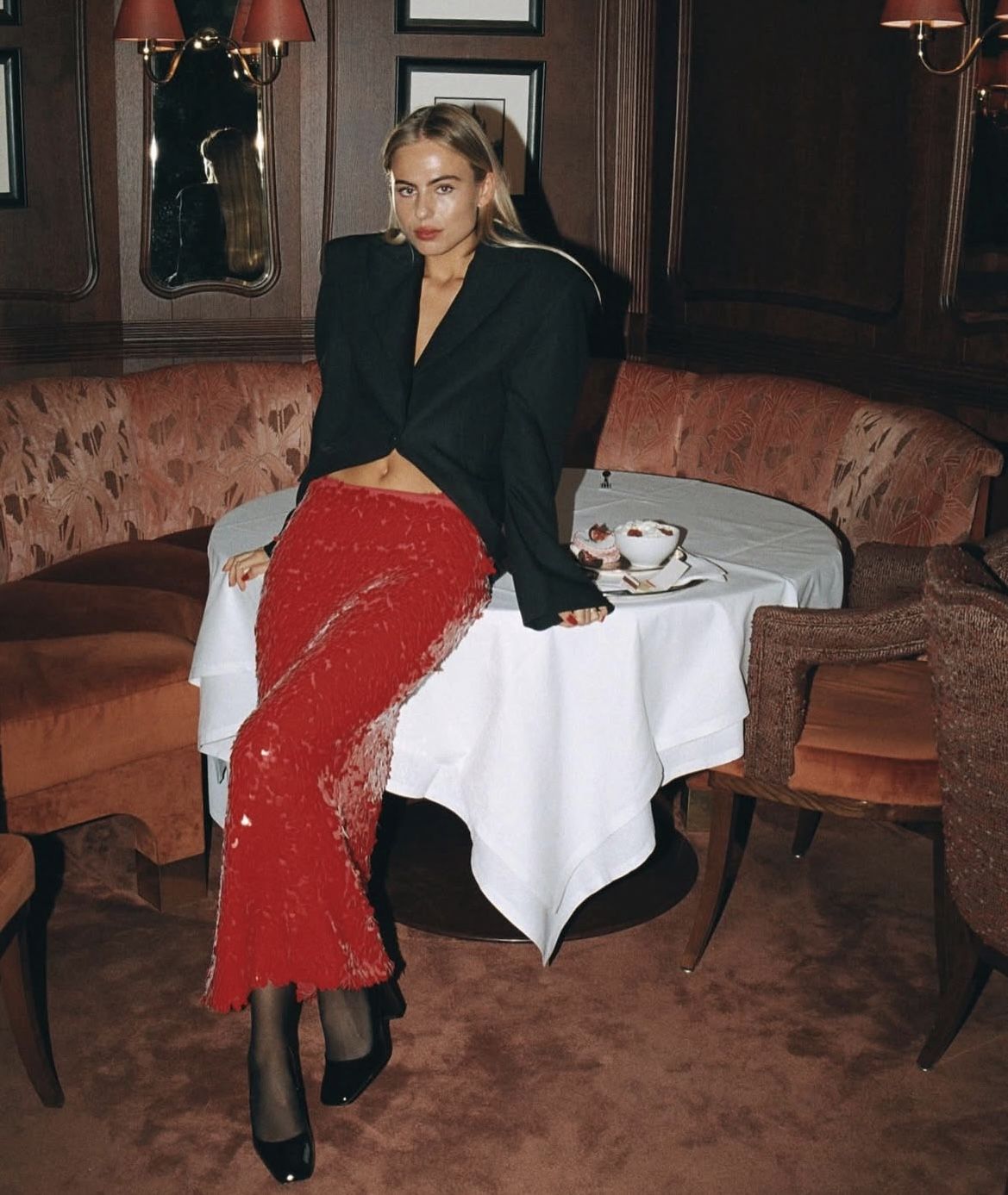 μάξι-κόκκινη φούστα-με-παγέτα-και-μαύρο σακάκι- μάξι-κόκκινη φούστα-με-παγέτα-και-μαύρο σακάκι-