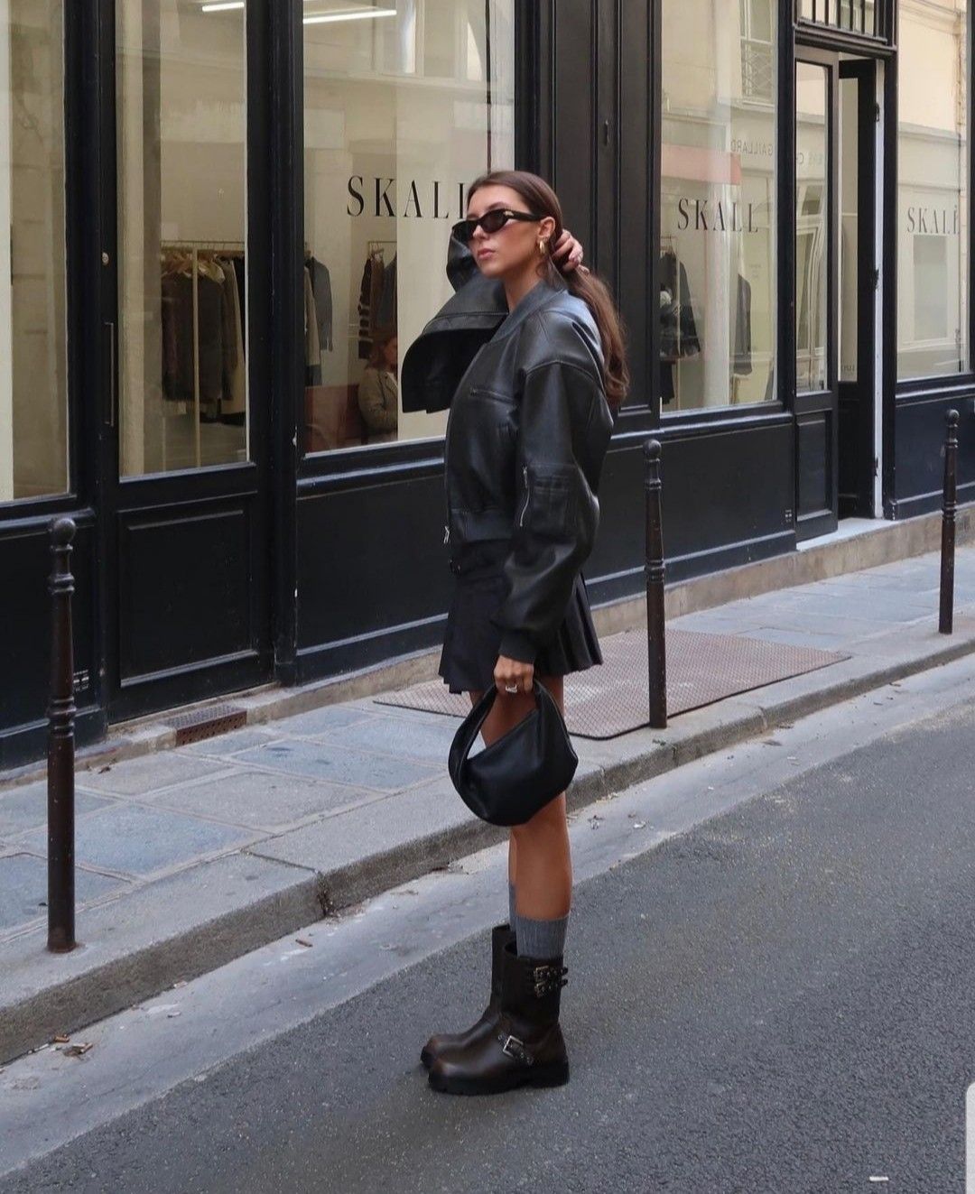 belted boots-με-μίνι-φούστα-