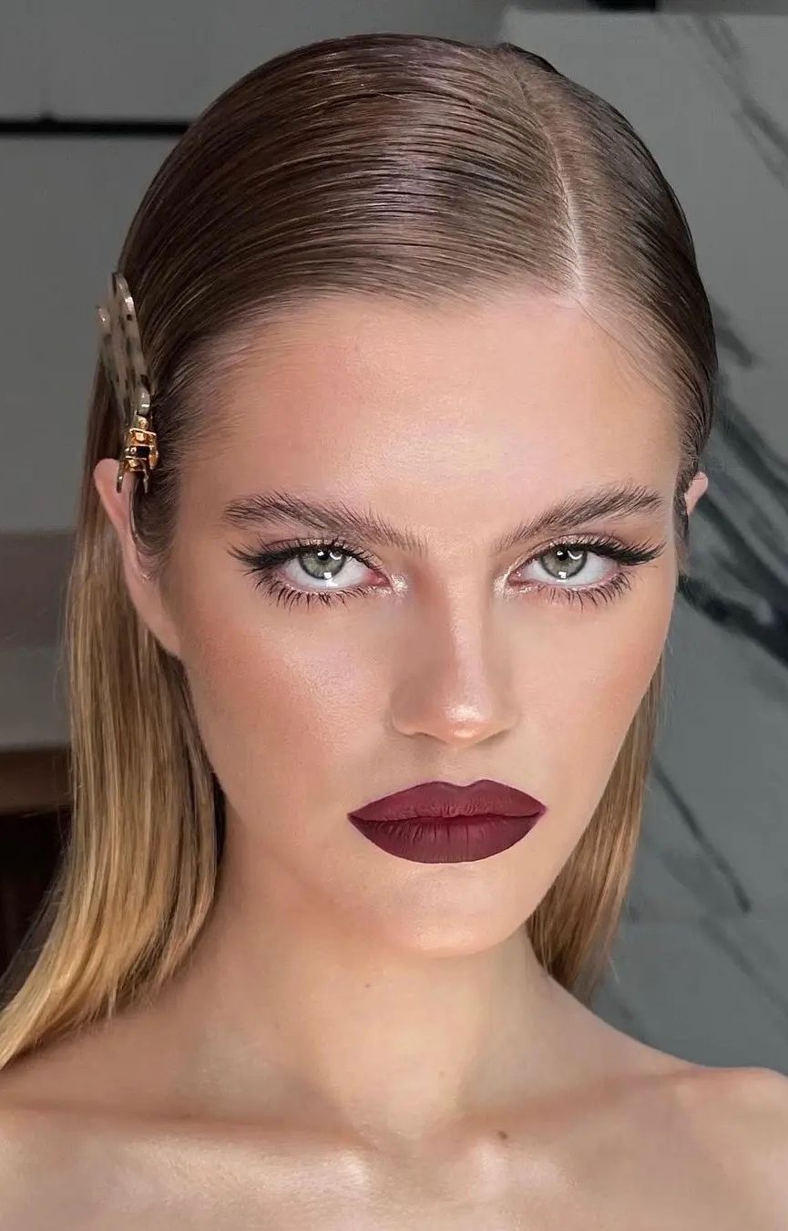 Sleek χτενίσματα για το Χριστουγεννιάτικο ρεβεγιόν που ταιριάζουν σε κάθε γυναίκα