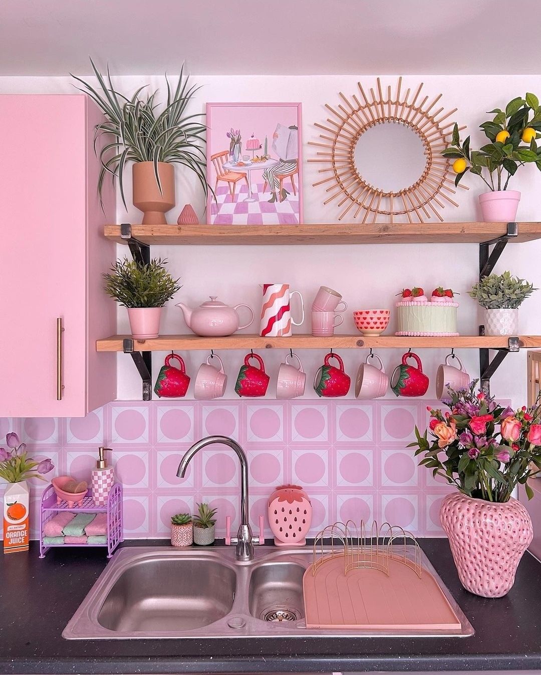 ροζ-τοίχος-στη-κουζίνα-με-διακοσμητικά-