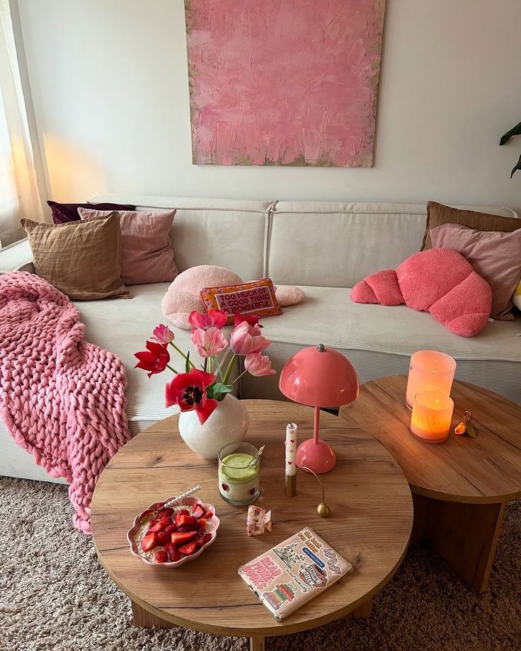 ροζ-διακοσμητικά-στο-τραπεζάκι-του-σαλονιού-
