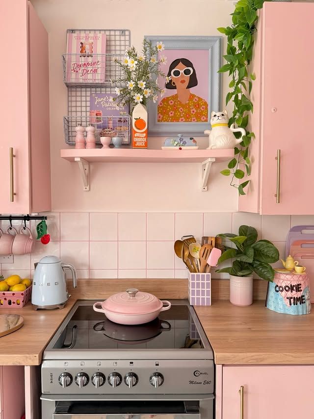 ροζ-ντουλάπια-κουζίνας-με-κάδρα-και-λουλούδια-