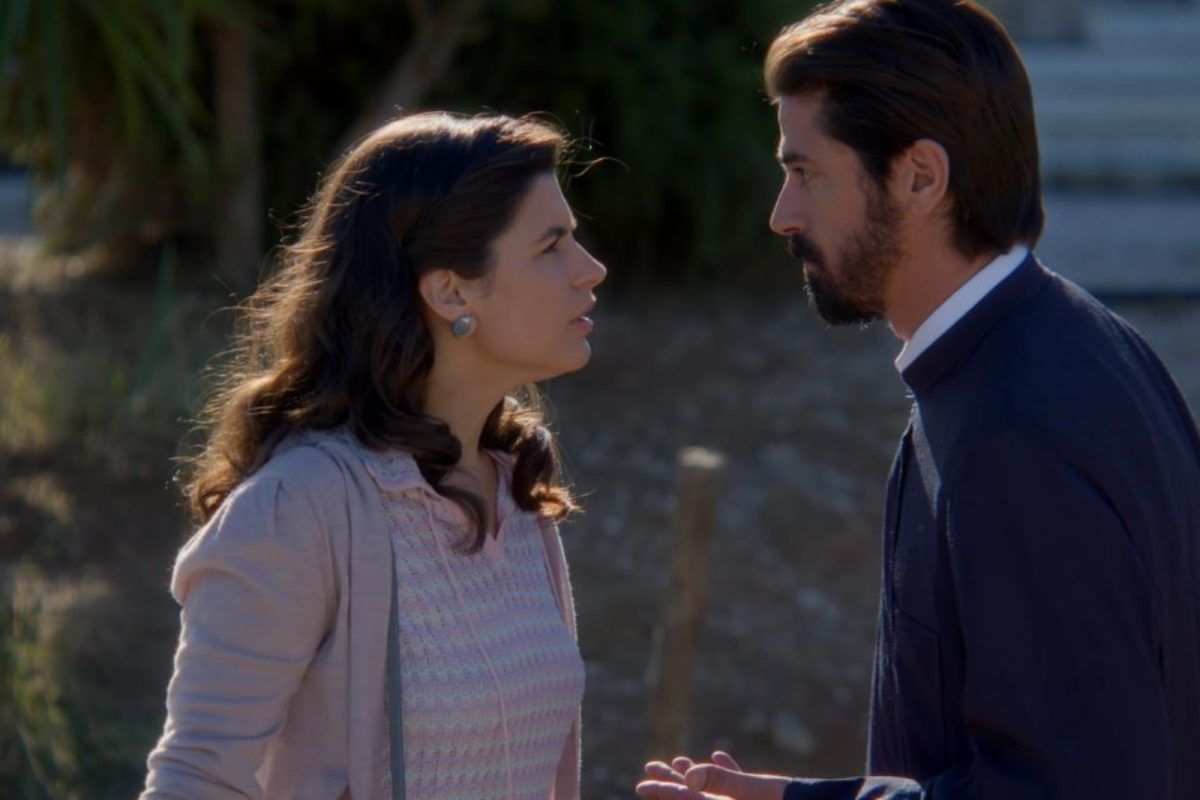 Αγιος Ερωτας : H Χλόη πιάνει Νικόλαο και Φανή μαζί και λυγίζει