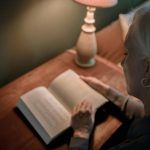 γιαγιά-διαβάζει-βιβλίο-