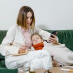 άρρωστο-παιδί-με-μαμά-να-σημειώνει-