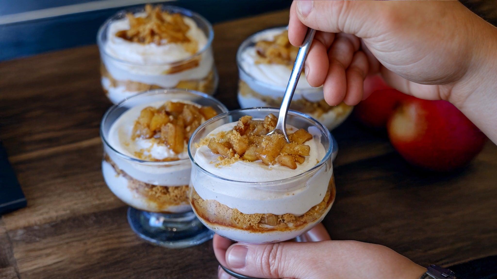 Ατομικά γλυκά στο ποτήρι με σαντιγί και μήλο