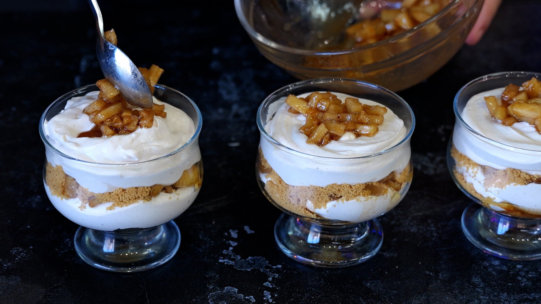 Ατομικά γλυκά στο ποτήρι με σαντιγί και μήλο