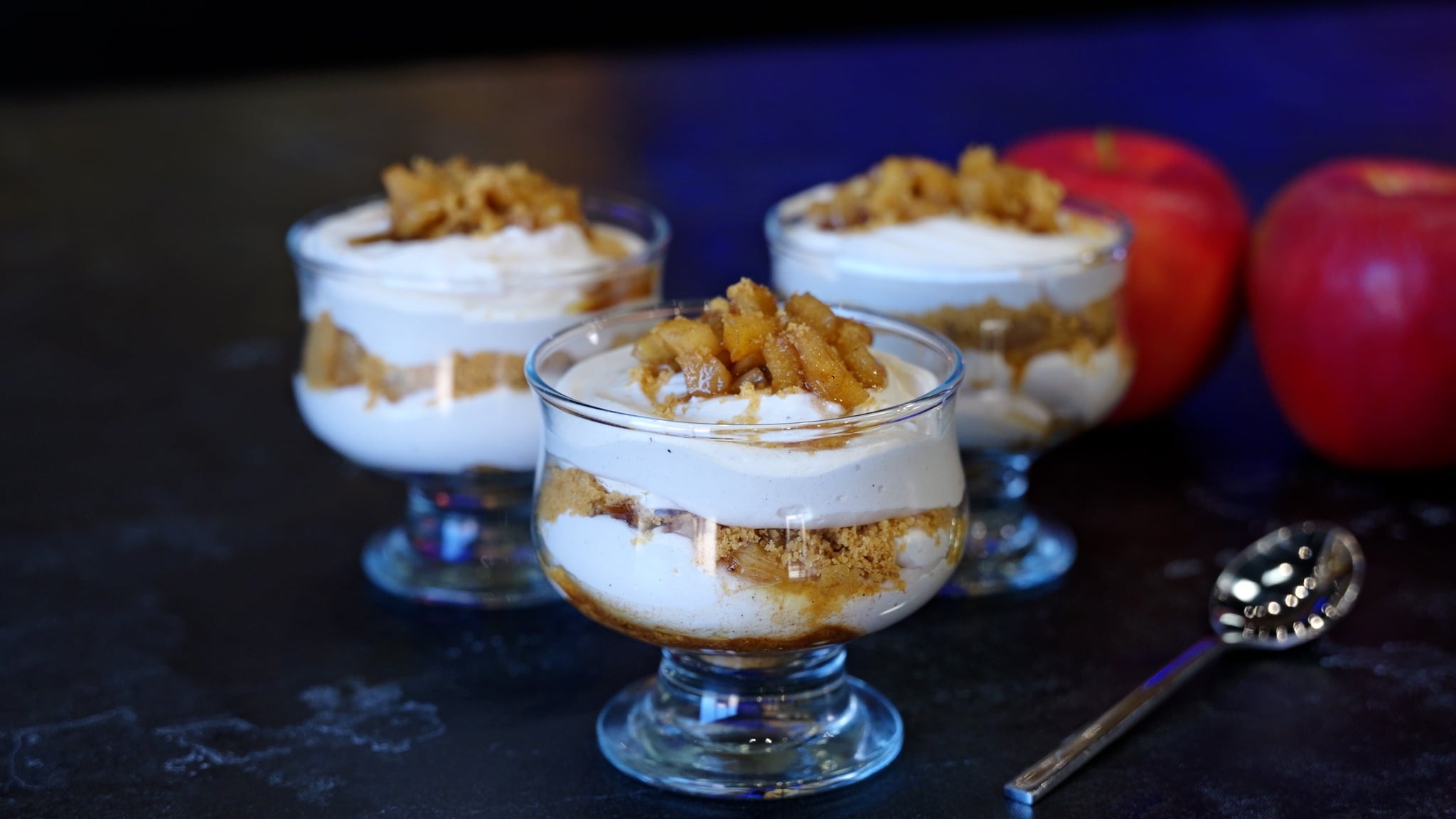 Ατομικά γλυκά στο ποτήρι με σαντιγί και μήλο