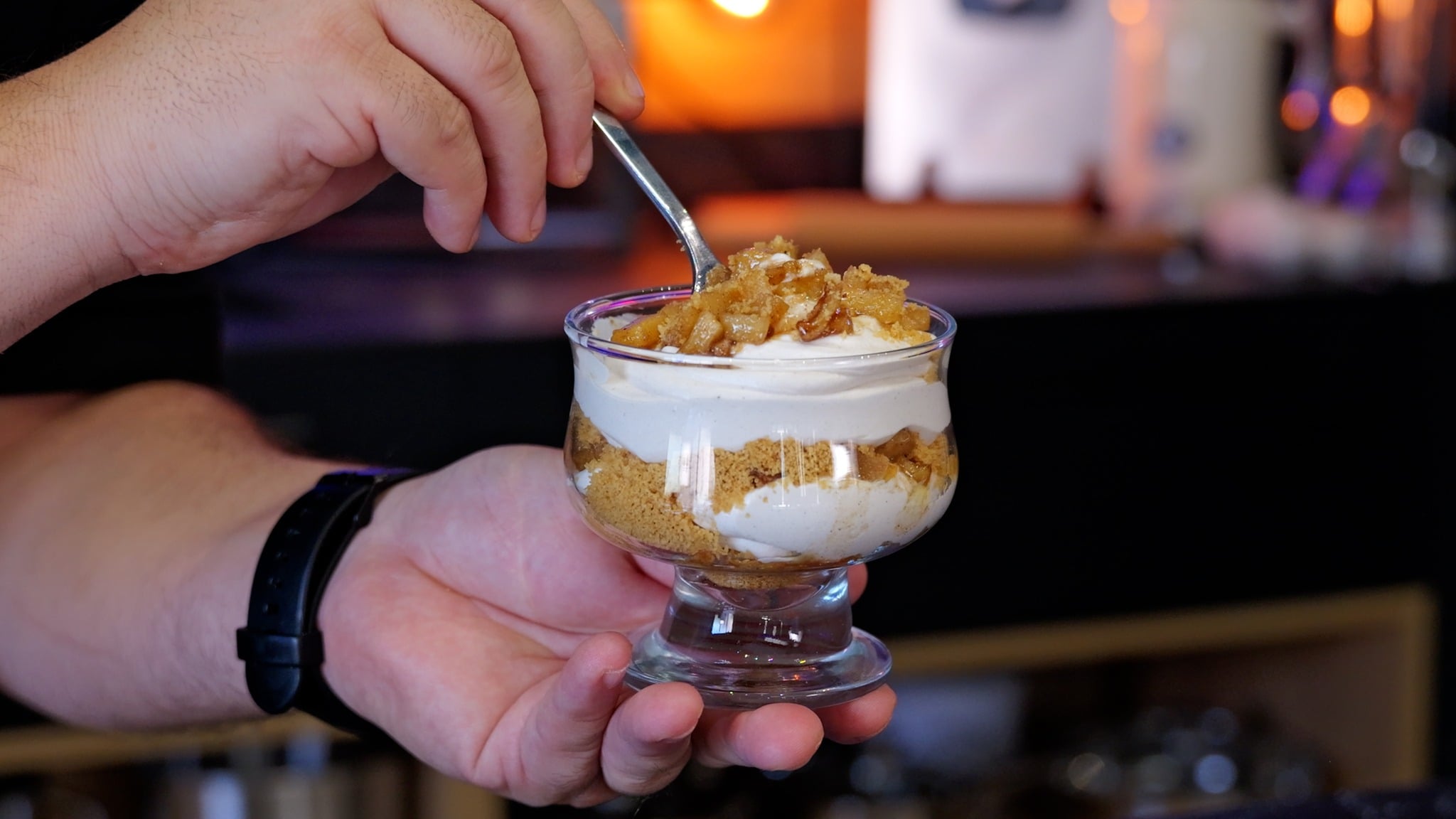 Ατομικά γλυκά στο ποτήρι με σαντιγί και μήλο