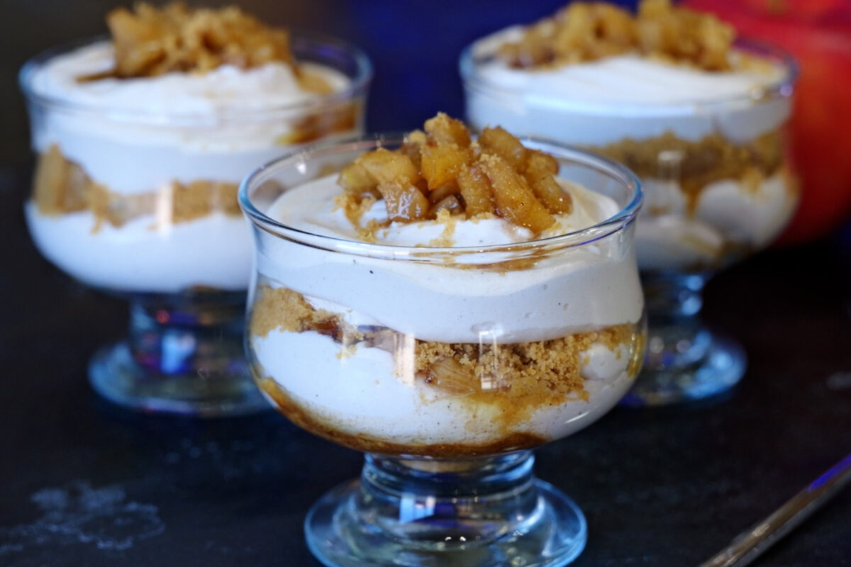 Ατομικά γλυκά στο ποτήρι με σαντιγί και μήλο