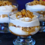 Ατομικά γλυκά στο ποτήρι με σαντιγί και μήλο