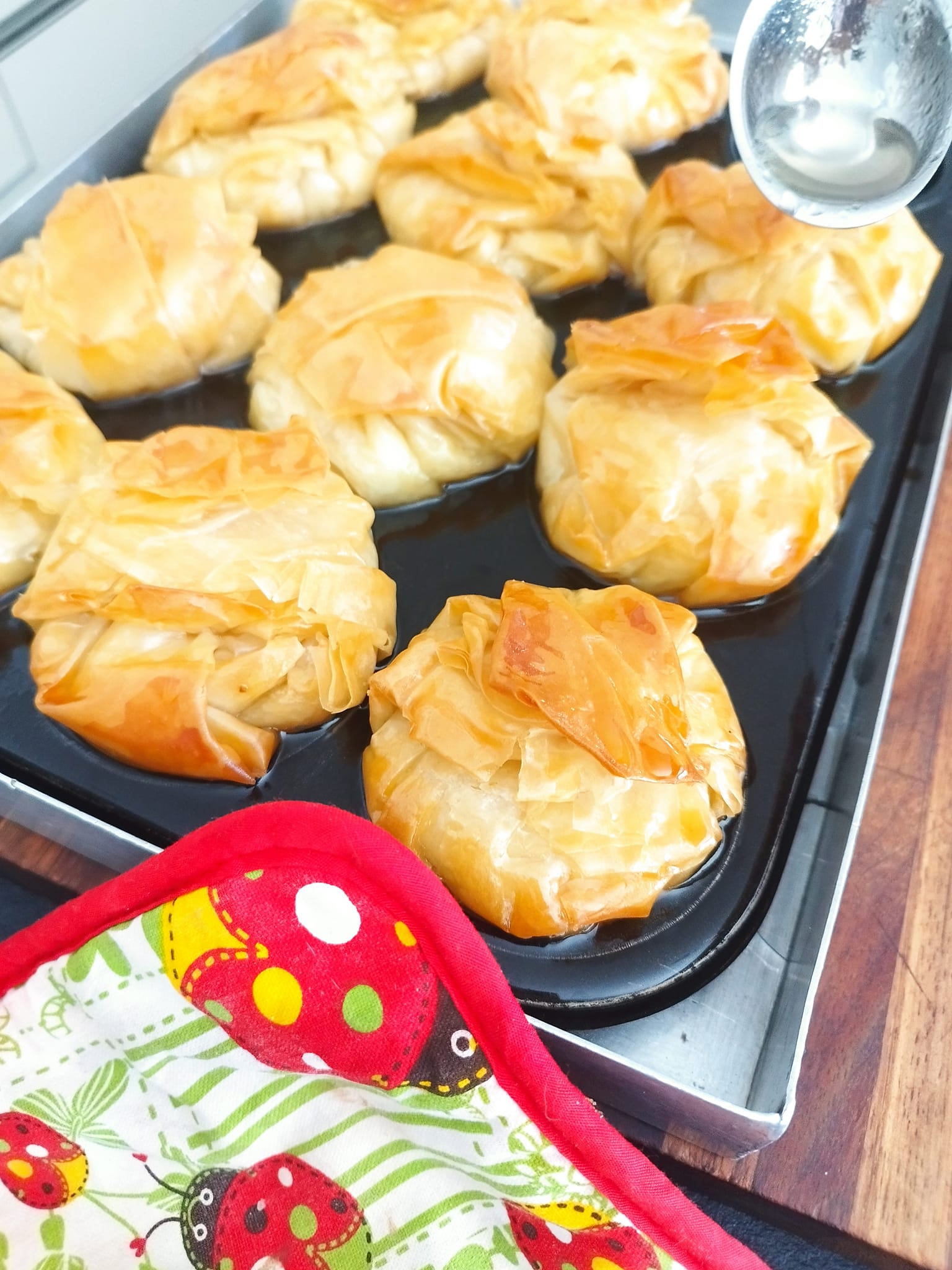 Χριστουγεννιάτικα πουγκάκια γαλακτομπούρεκου