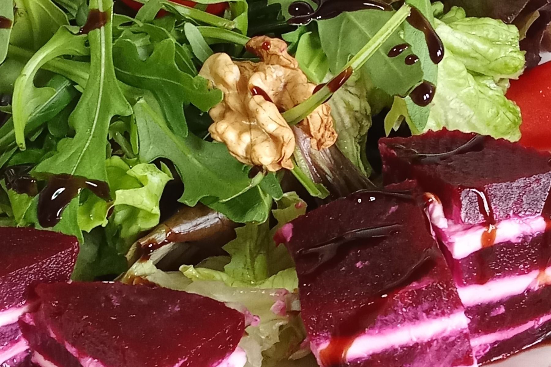 Χριστουγεννιάτικη σαλάτα με ρόκα και παντζάρι