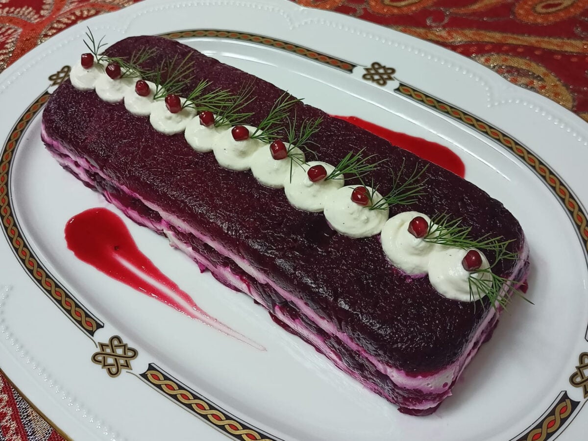 Χριστουγεννιάτικη σαλάτα τούρτα με παντζάρι