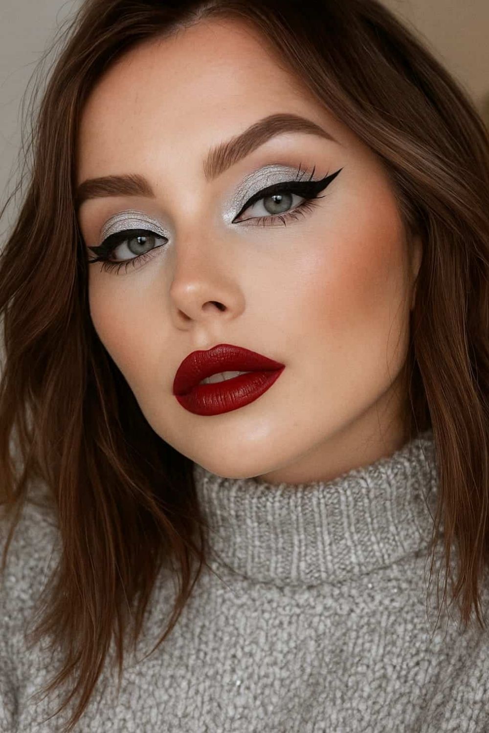 ασημί-σκιά-με-eye liner-και-κόκκινο κραγιόν- ασημί-σκιά-με-eye liner-και-κόκκινο κραγιόν-