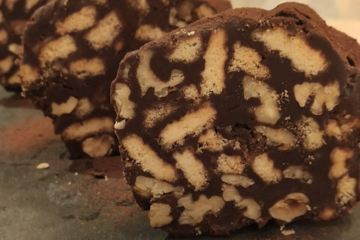 Χριστουγεννιάτικος κορμός Μακρυνιώτης : Η πιο εύκολη συνταγή με κουραμπιέδες που περίσσεψαν