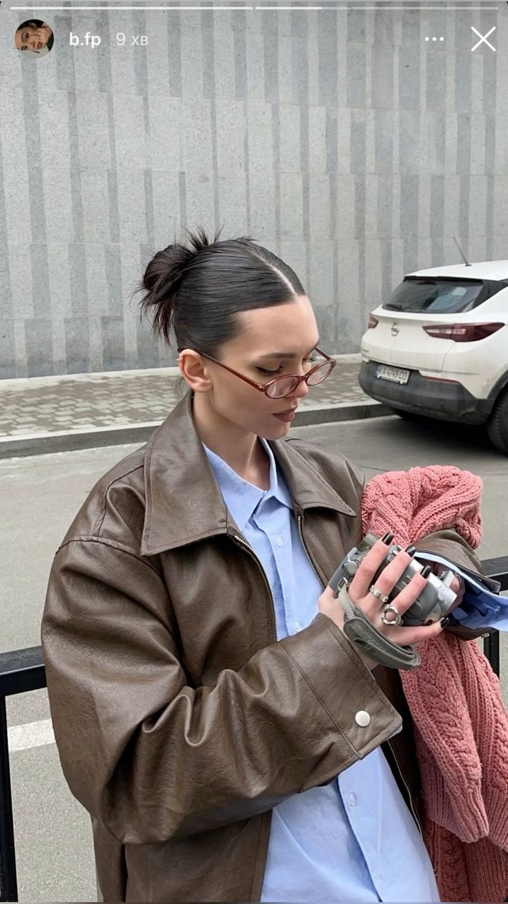 ψηλός-κότσος-σε-sleek μαλλιά- ψηλός-κότσος-σε-sleek μαλλιά-